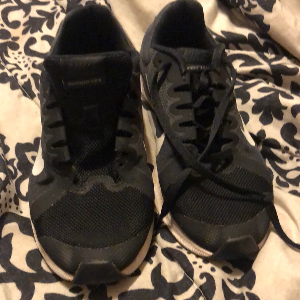 Boys 3.5y black white nike shoes